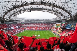 天王山之战！蓉城球迷赛前展示多幅巨型TIFO：冠军入袋、一城一心